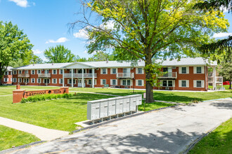 Lakewood Hills Apartments in Coralville, IA - Foto de edificio - Building Photo