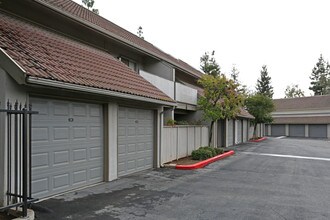 Riverview Gardens Apartments in Fresno, CA - Foto de edificio - Building Photo