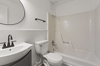 Crossroad Apartments in Des Moines, IA - Building Photo - Building Photo