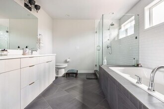 5177 NE 14th Pl in Portland, OR - Foto de edificio - Building Photo