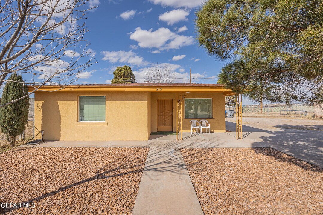 213 Carnes Rd in El Paso, TX - Building Photo