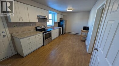 250 Highland Rd W in Stoney Creek, ON - Building Photo - Building Photo