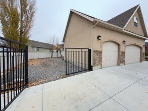 317 W Farmside Dr in Saratoga Springs, UT - Building Photo - Building Photo