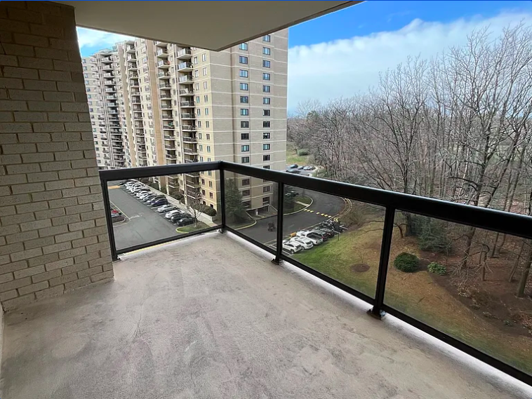 203 Yoakum Pky, Unit 203 Yoakum Pkwy Apt 919 in Alexandria, VA - Building Photo