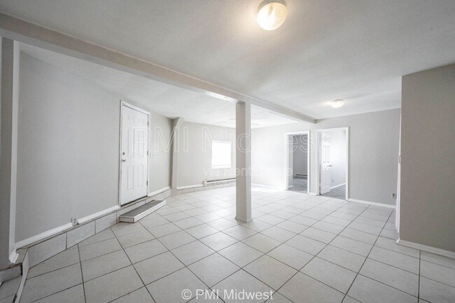 4881 300W, Unit 21 in New Palestine, IN - Foto de edificio - Building Photo