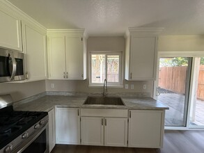 632 Walnut Ave in Patterson, CA - Building Photo - Building Photo