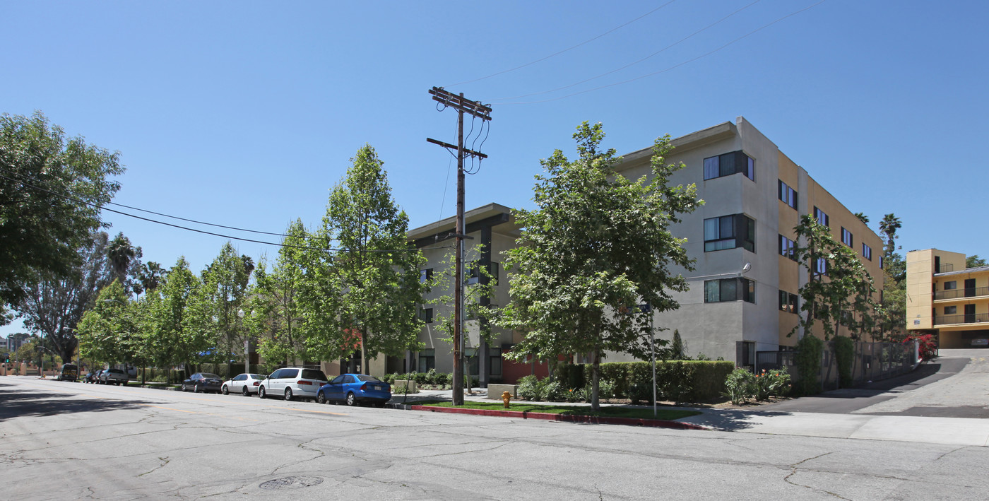 Amistad Apartments in Los Angeles, CA - Building Photo