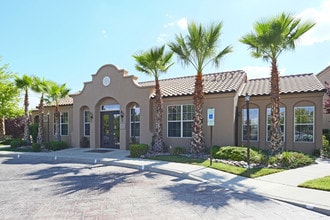 Las Norias Apartments in El Paso, TX - Foto de edificio - Building Photo
