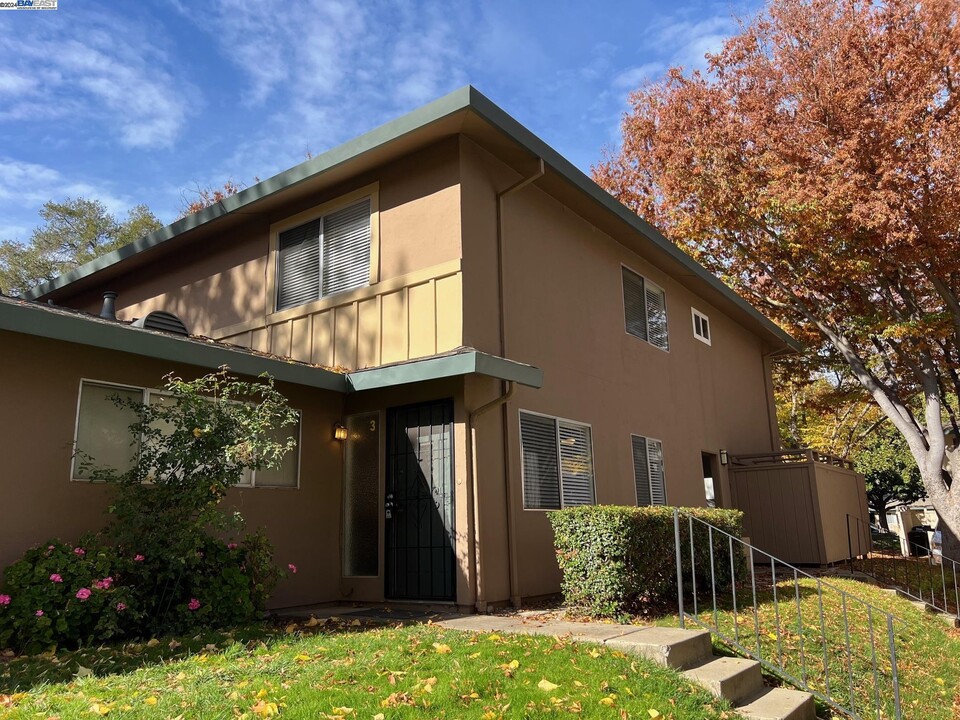 8058 Ensenada Dr in Pleasanton, CA - Building Photo