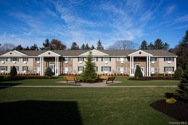335 Brook Ave in Bay Shore, NY - Building Photo