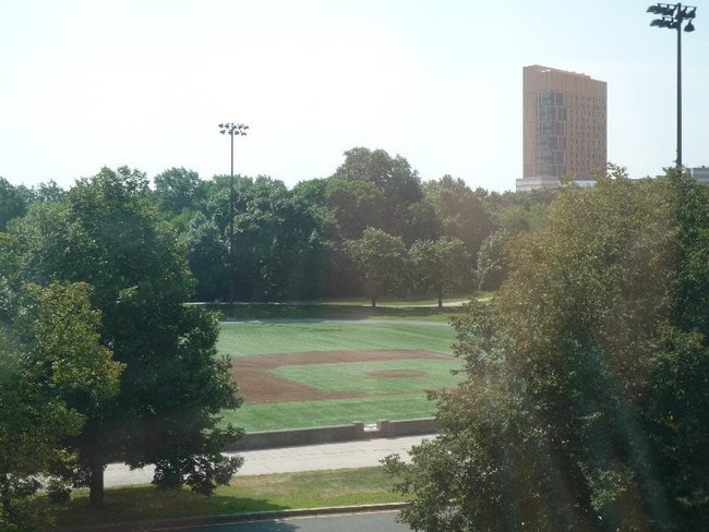 149 Park Dr, Unit 26 in Boston, MA - Foto de edificio - Building Photo