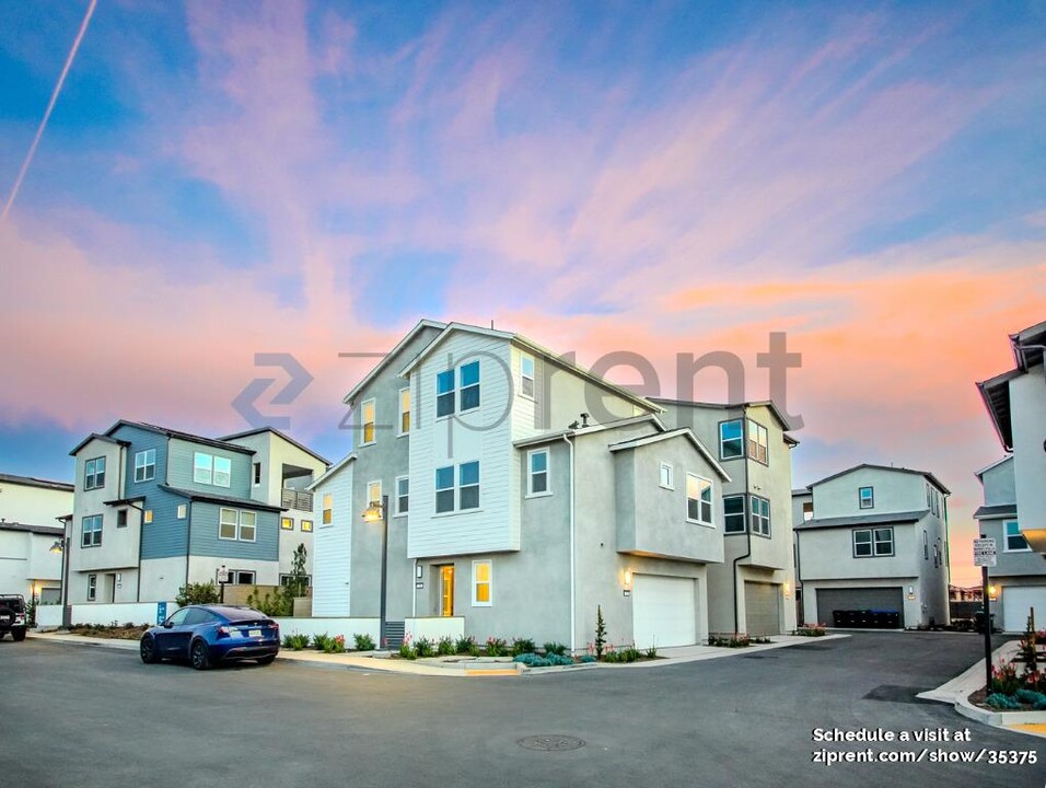 204 Yerba in Irvine, CA - Building Photo