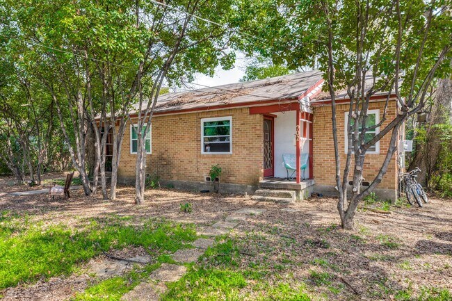 902 Denton St in Denton, TX - Building Photo - Building Photo