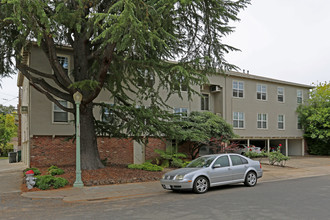 Land Park Apartments in Sacramento, CA - Building Photo - Building Photo