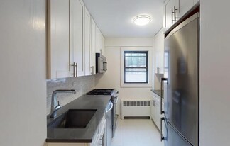 324 E 54th St in New York, NY - Building Photo - Building Photo