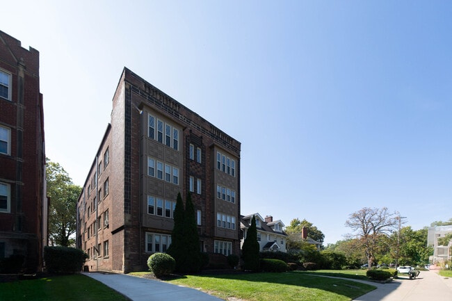Manstan in Cleveland Heights, OH - Foto de edificio - Building Photo