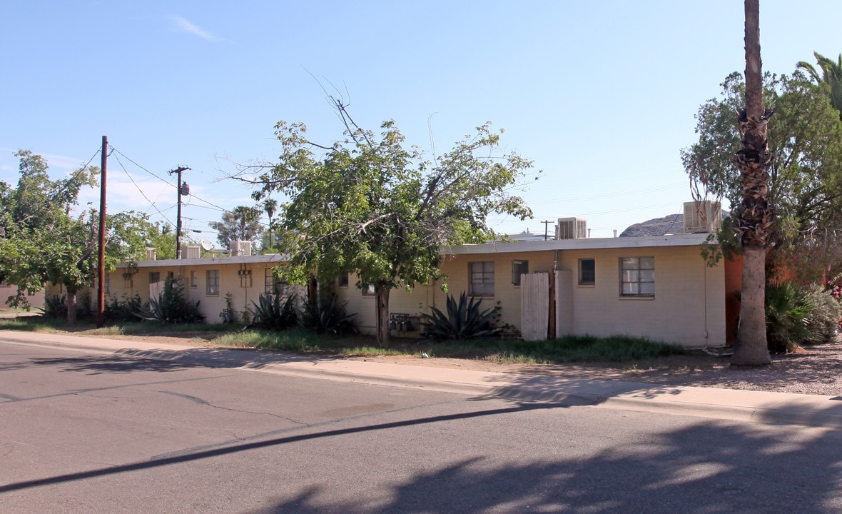 Off Mill Apartments in Tempe, AZ - Building Photo