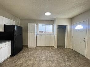 4324 Bowness Rd in Calgary, AB - Building Photo - Building Photo