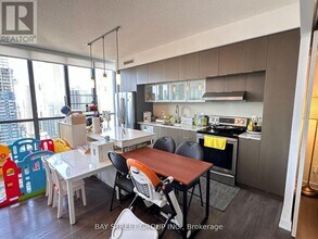 110 Charles St E in Toronto, ON - Building Photo - Building Photo