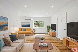 6640 Woodman Ave in Los Angeles, CA - Building Photo