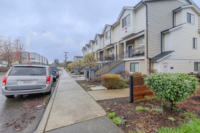 Allenmore Brownstones in Tacoma, WA - Building Photo - Building Photo