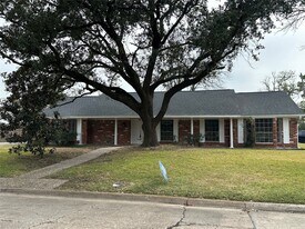 4821 Burning Tree Dr in Baytown, TX - Building Photo