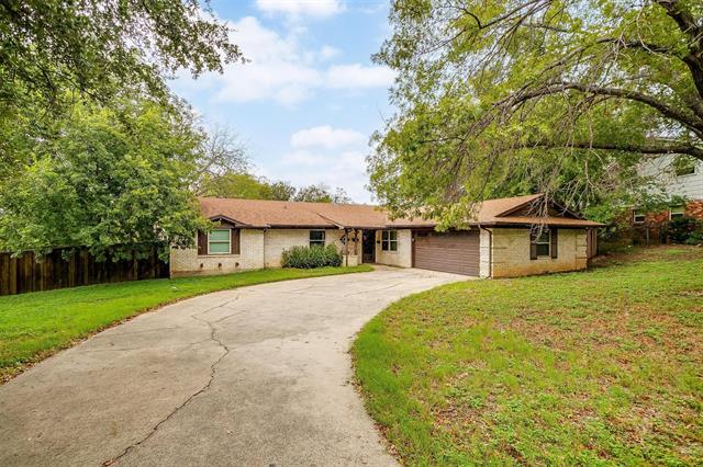 3804 Twilight Dr S in Benbrook, TX - Building Photo