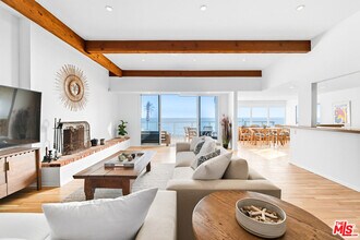 21938 Pacific Coast Hwy in Malibu, CA - Building Photo - Building Photo