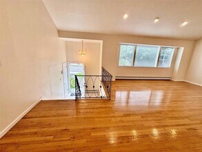 5 Elm St in Great Neck, NY - Building Photo - Building Photo