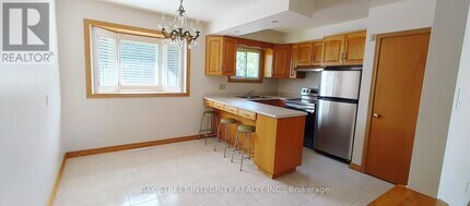 11 Southill Dr in Hamilton, ON - Building Photo - Building Photo