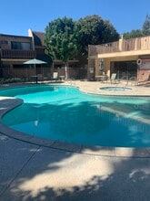 17900 Sherman Way, Unit 320 in Reseda, CA - Foto de edificio - Building Photo