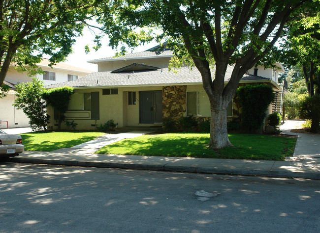 490 Hawthorn Ave in Sunnyvale, CA - Foto de edificio - Building Photo