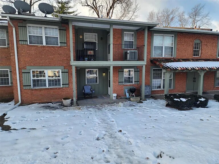 8736 Santa Bella Dr in Hazelwood, MO - Building Photo