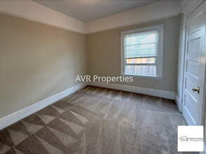 1319 Pine St in Livermore, CA - Foto de edificio - Building Photo