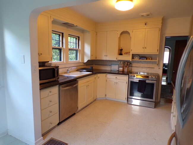 4621 NE Royal Ct in Portland, OR - Building Photo - Building Photo