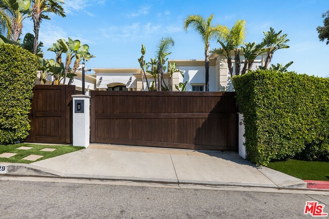 9329 Nightingale Dr in Los Angeles, CA - Building Photo - Building Photo