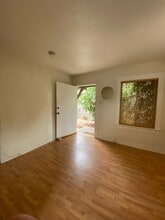 649 Santa Clara Ave, Unit 649 1/2 in Venice, CA - Foto de edificio - Building Photo