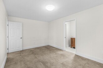 2700 Shoreview Dr in Naples, FL - Building Photo - Building Photo