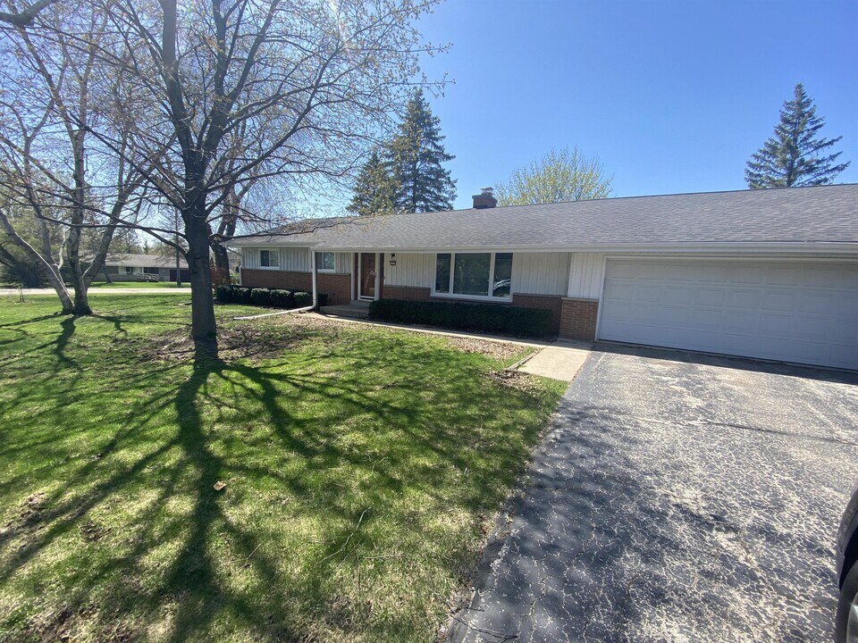 4375 N 143rd St in Brookfield, WI - Building Photo
