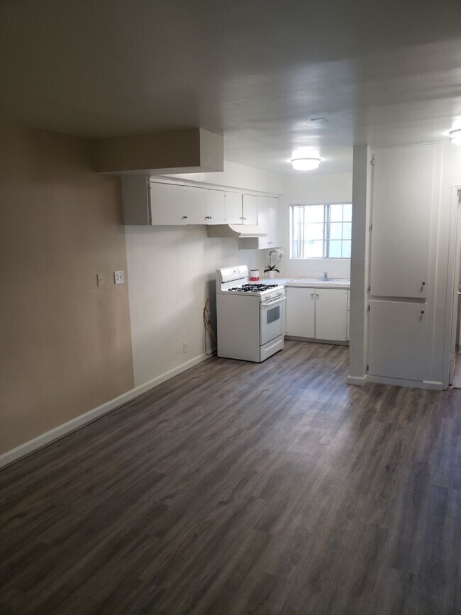 6939 Hazeltine Ave, Unit F202 in Los Angeles, CA - Foto de edificio - Building Photo