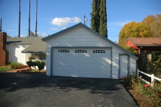 23265 Leonora Dr in Los Angeles, CA - Foto de edificio - Building Photo