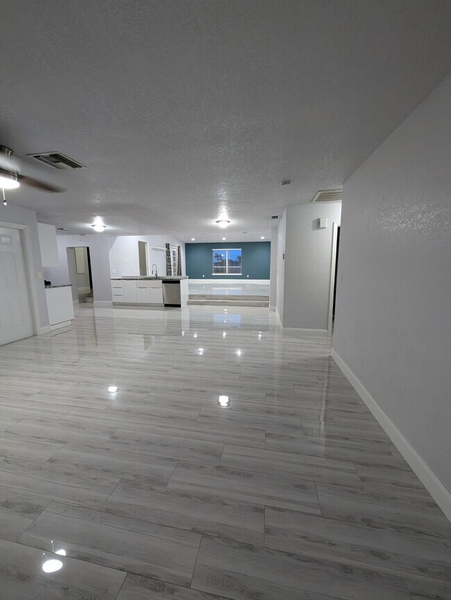 4431 SE 19th Ave in Cape Coral, FL - Building Photo - Building Photo