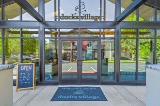 Ducks Village in Eugene, OR - Foto de edificio - Building Photo