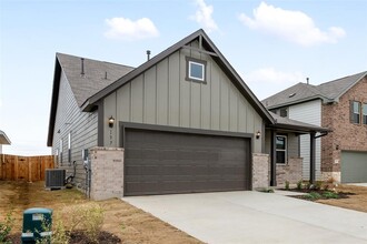 137 Prairie Falls Drive in Hutto, TX - Foto de edificio - Building Photo