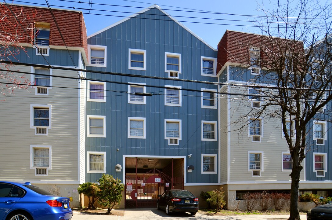 Palmer Court in Bronx, NY - Building Photo