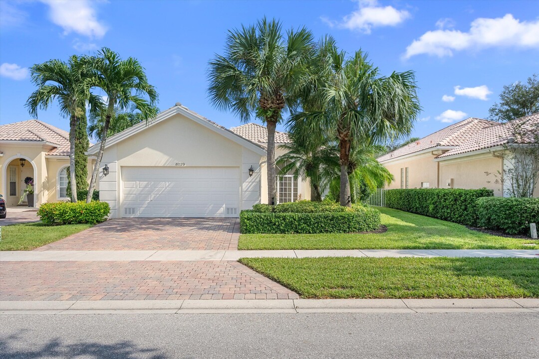 8029 Nevis Pl in Wellington, FL - Building Photo