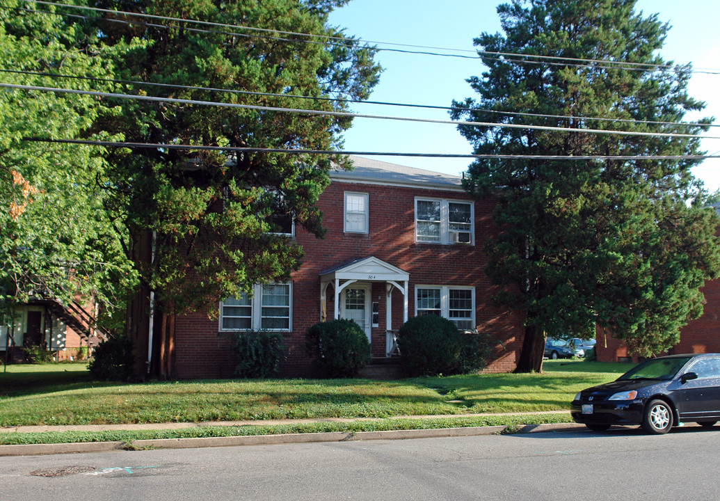 304 S Maple Ave in Falls Church, VA - Building Photo