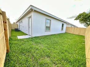 Shary Landing in Alton, TX - Foto de edificio - Building Photo