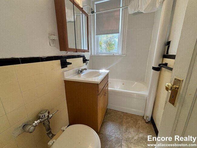 145 Chiswick Rd, Unit #12 in Boston, MA - Foto de edificio - Building Photo