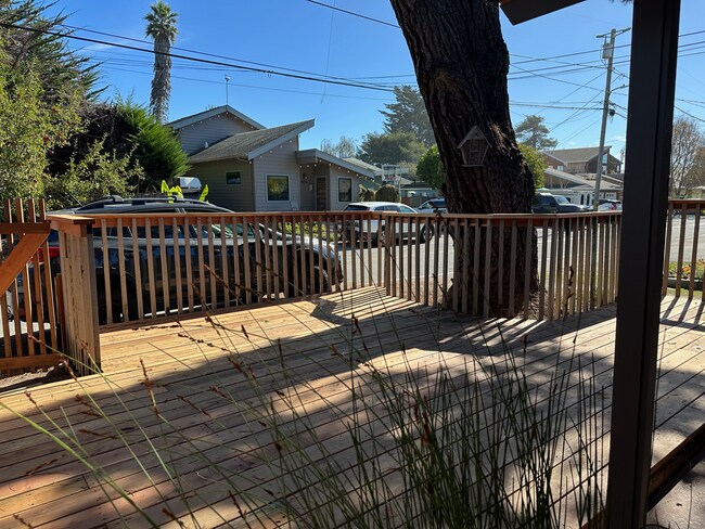 681 37th Ave, Unit Private Duplex #A in Santa Cruz, CA - Foto de edificio - Building Photo